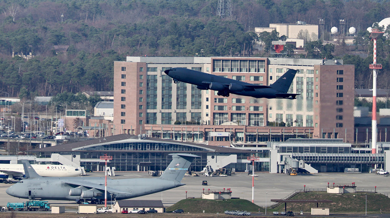 当地时间2026年3月9日,德国兰施图尔附近,一架美国空军飞机从拉姆施泰因空军基地起飞。 IC Photo