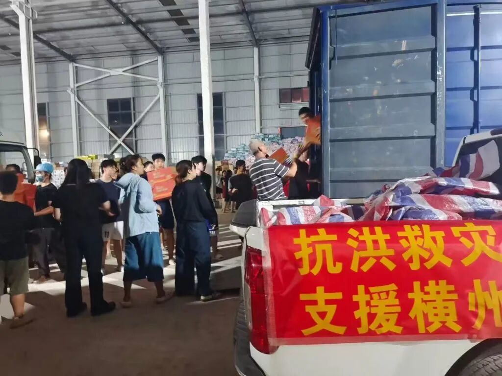 众人搬运救灾物资。本文图片均为 受访者 供图