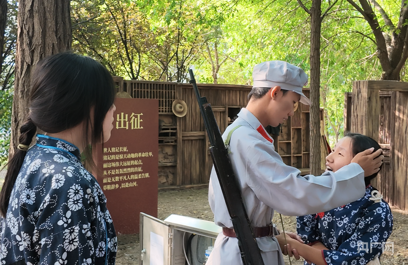 青年学子沉浸式感悟伟大长征精神（央广网发 杨辉 摄）