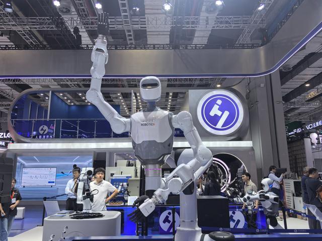 第26届中国国际工业博览会上华沿机器人展区