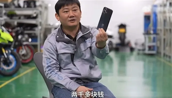 被称 “摩托车圈雷军” 张雪：一直用2000元的华为手机 屏坏了也懒得换