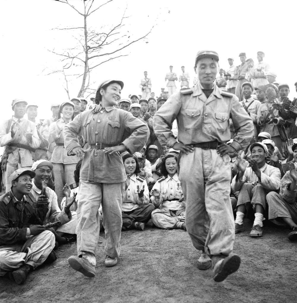 1952年8月31日,中国人民志愿军和朝鲜人民军在某阵地会师后举行联欢会。(资料照片)