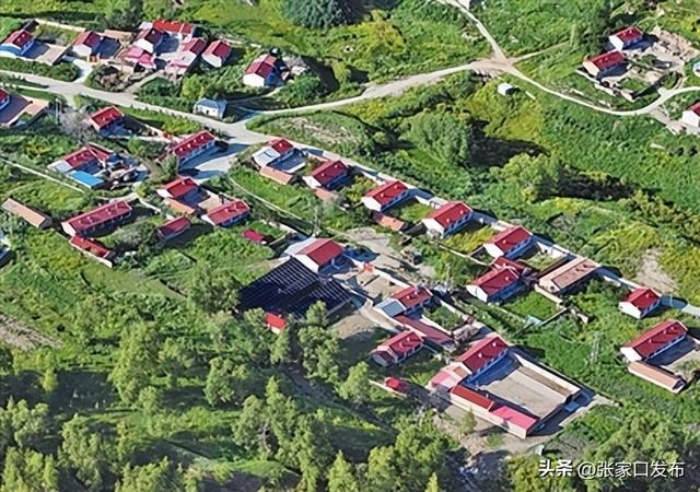 草原天路张北段,红顶砖房散落在连绵起伏的草甸与山峦间。孙继虎摄