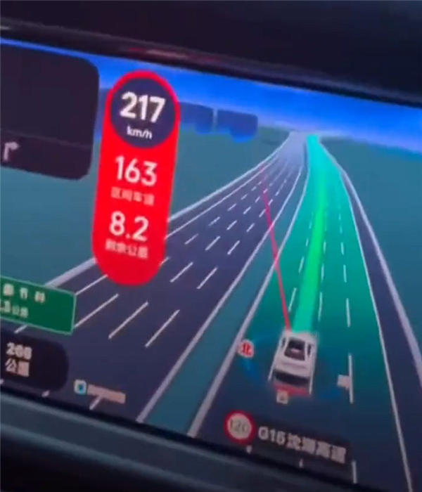 女子骑摩托高速狂飙200km/h还单手拍照 官方通报：刑拘2人！