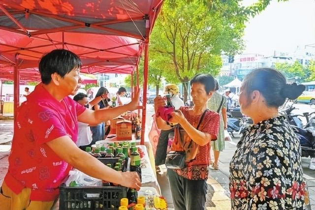 市民购买优质农产品。