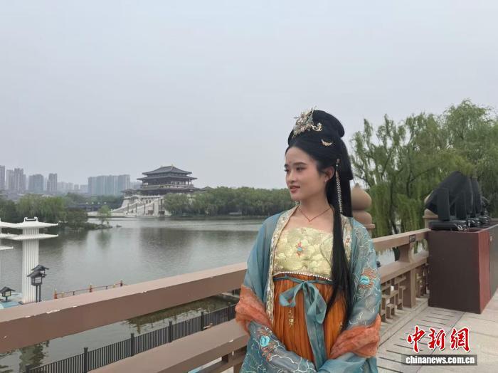 朱溪瑞身着汉服游览西安大唐芙蓉园。 杨英琦 摄