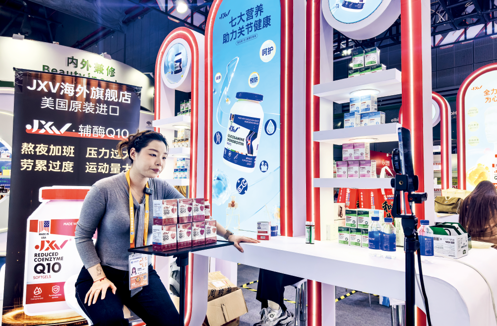 2025年11月,上海第八届进博会医药保健展区,主播直播带货氨糖软骨素钙片。