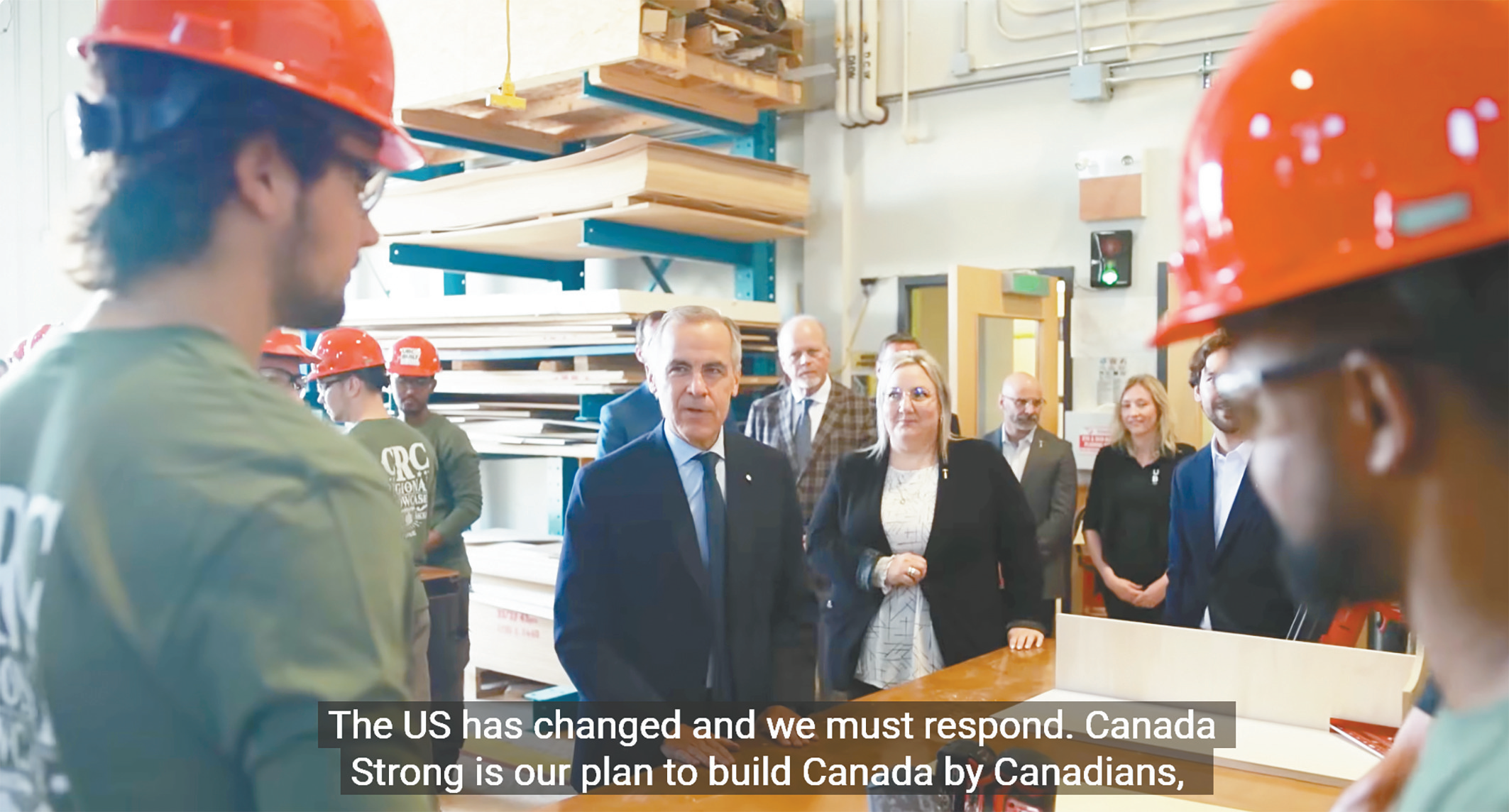 加总理卡尼19日发表视频讲话时表示，“美国已发生变化，我们必须作出回应”。图为该视频里出现的卡尼视察加拿大工厂的画面。（卡尼社交媒体账号）