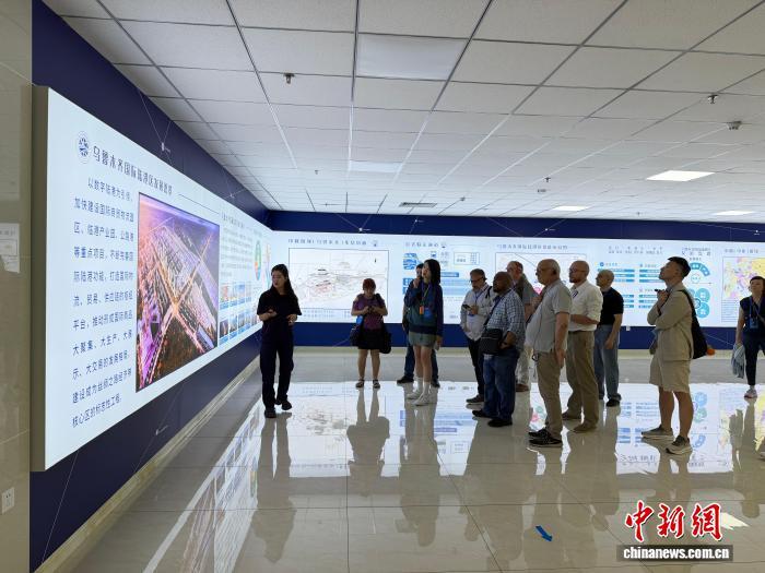 6月29日,丝绸之路经济带共建国家媒体负责人研讨班成员在乌鲁木齐国际陆港区参访。 张家伟 摄