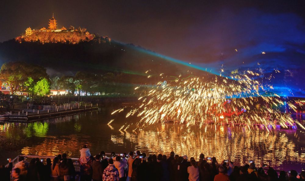 ↑ 2月14日，游客在江苏南通狼山新春灯会上欣赏打铁花表演（无人机照片）。新华社发（许丛军 摄）