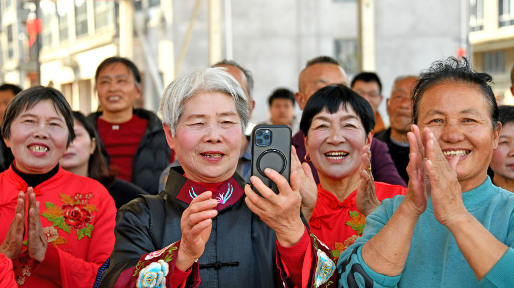 ↑ 2月15日，村民在浙江省台州市仙居县下各镇溪上村观看“村晚”表演。新华社发（王华斌摄）