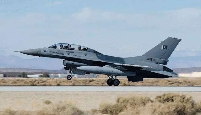 巴基斯坦这回派到沙特的，估计是F-16，方便在当地维护