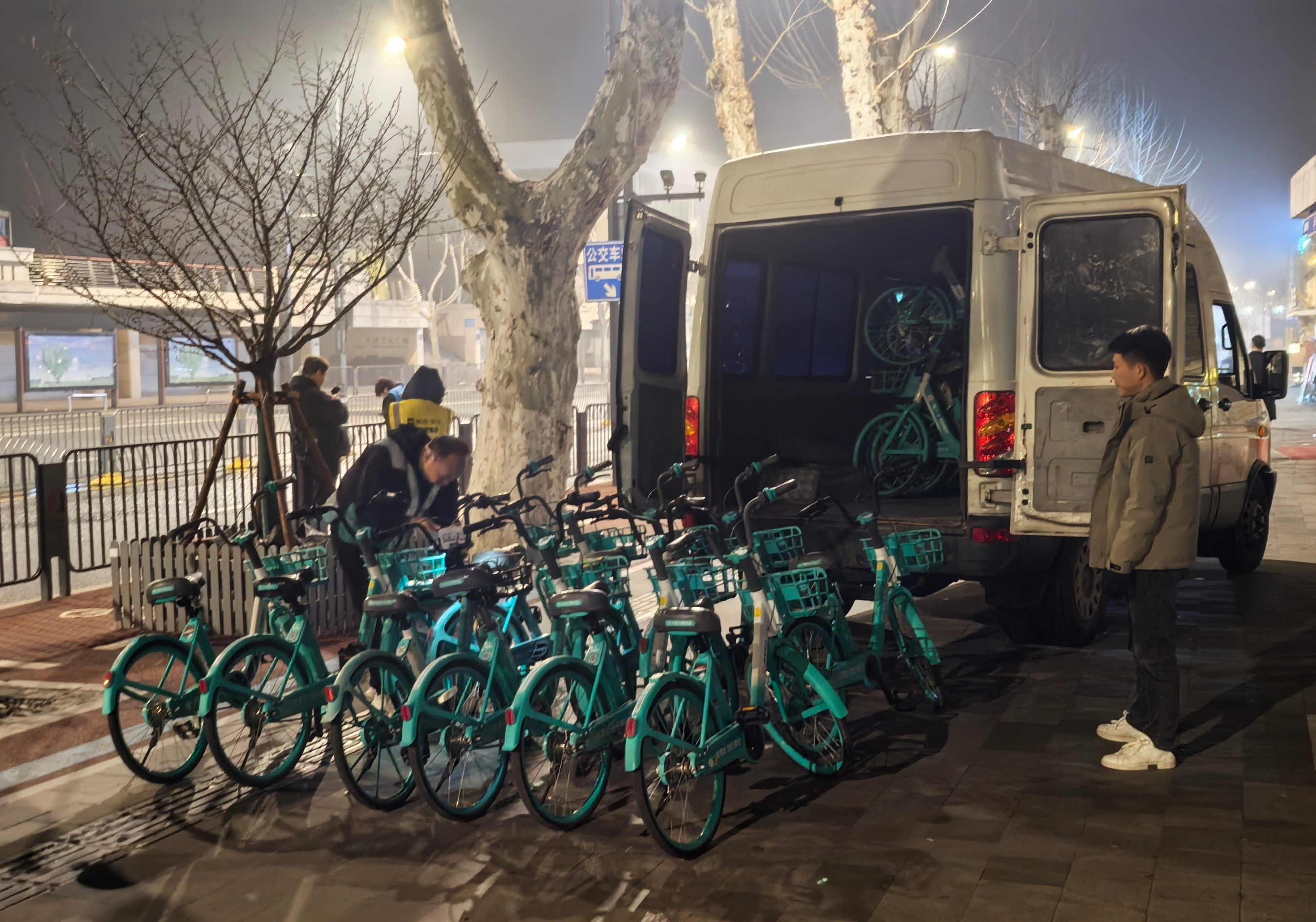 赛前连夜清运共享单车