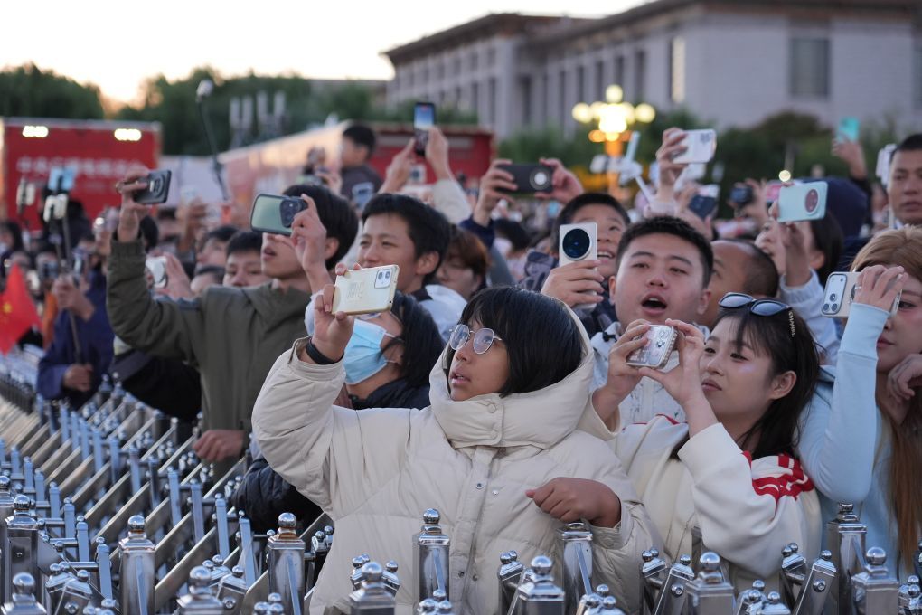 2026年10月1日清晨,隆重的升国旗仪式在北京天安门广场举行,庆祝中华人民共和国成立77周年。新华社记者 谢晗 摄