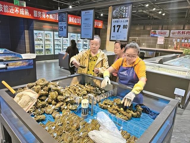 超市内大闸蟹售卖区。