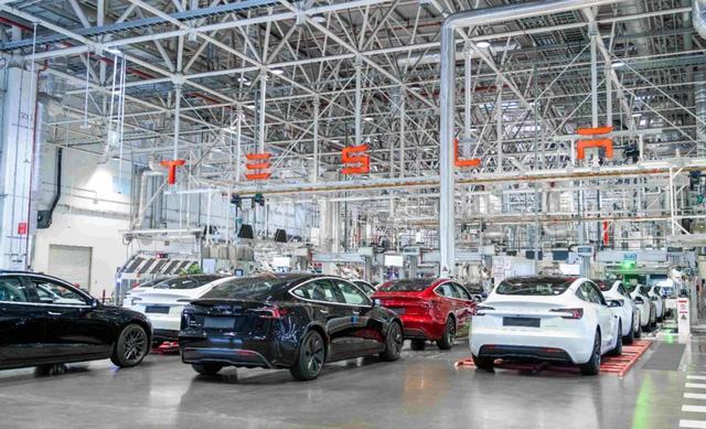 特斯拉暴涨91%，比亚迪暴跌41%！2026新能源车市大洗牌开始？-有驾