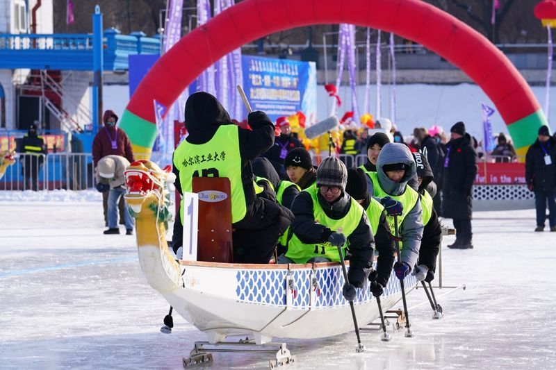 2026年1月10日，首届“哈工大-剑桥-牛津（哈剑牛）杯”冰上龙舟国际友谊赛在“冰城”哈尔滨开赛。这是哈尔滨工业大学代表队在比赛中。新华社发
