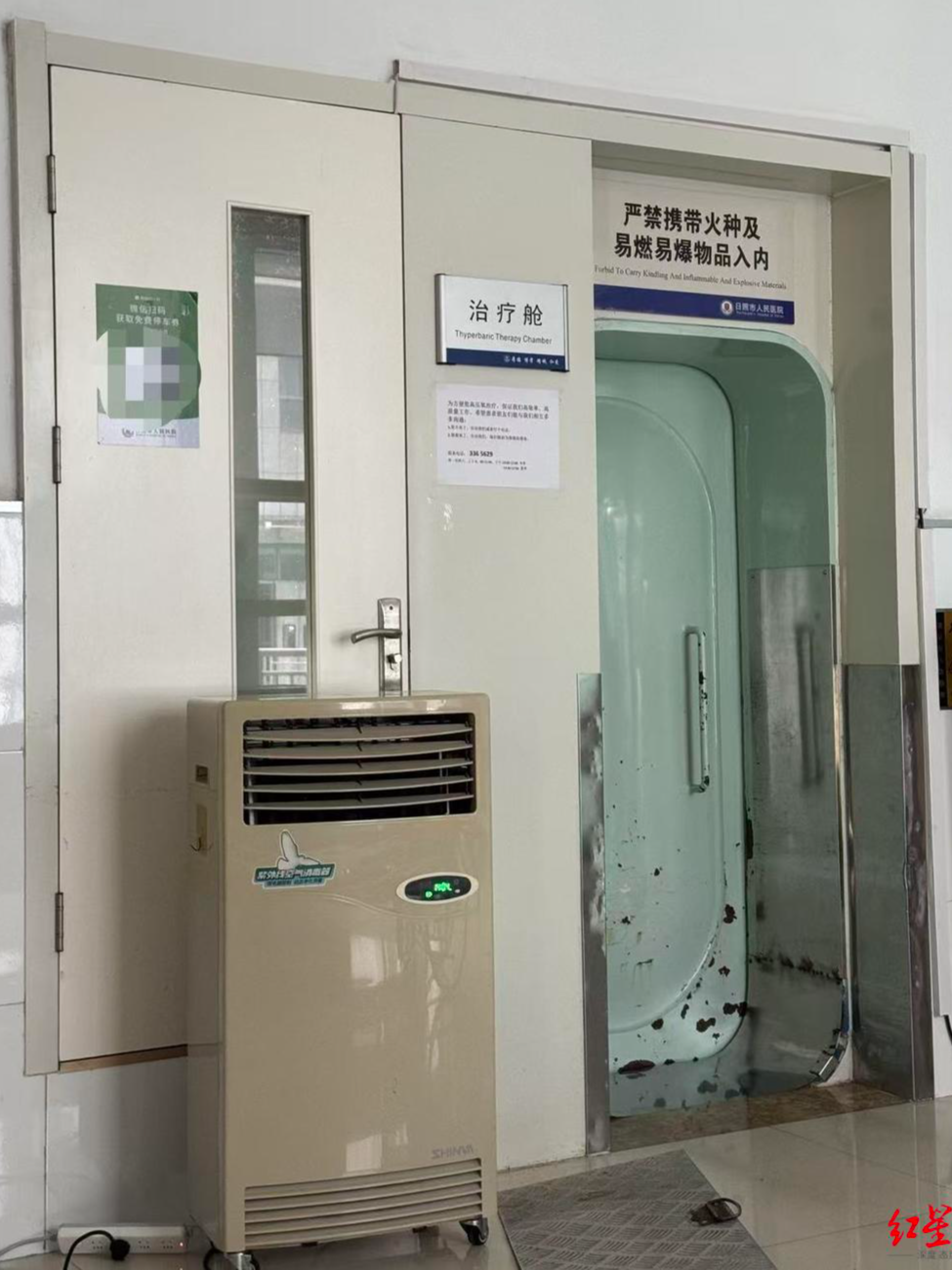 ▲李女士陪母亲接受高压氧治疗