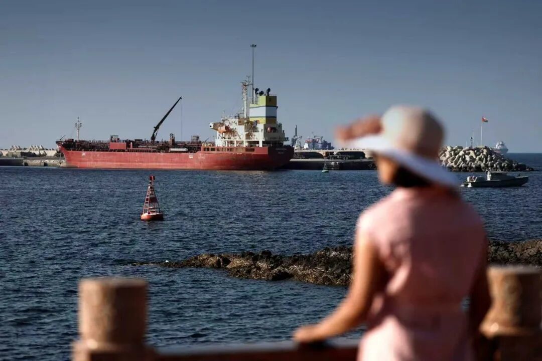 ◆3月7日,阿曼马斯喀特,一艘油轮停泊在海上。此前伊朗封锁了霍尔木兹海峡。