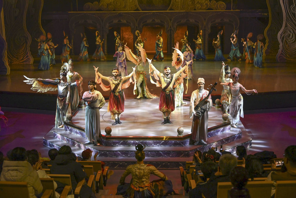 游客在甘肃敦煌观看大型洞窟沉浸式体验剧《乐动敦煌》。新华社发（张晓亮摄）