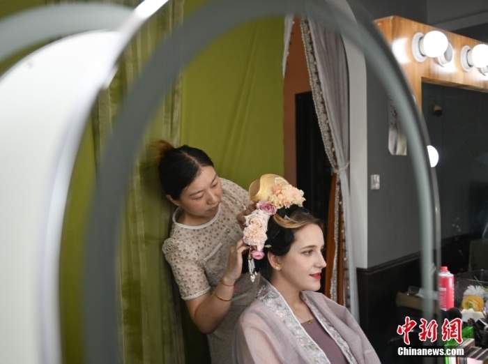 资料图:国际友人身着汉服头戴花饰,开启簪花汉服游。中新社记者 王刚 摄