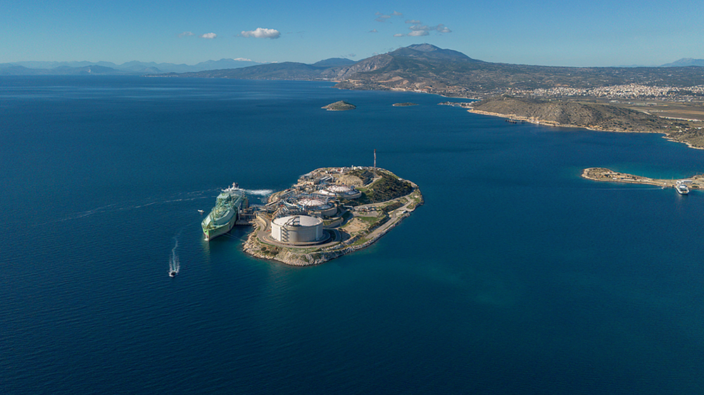 当地时间2025年12月1日,希腊,液化天然气运输船“BW MAGNOLIA”号在雅典附近的雷维苏萨码头卸载来自美国的液化天然气。视觉中国 资料图