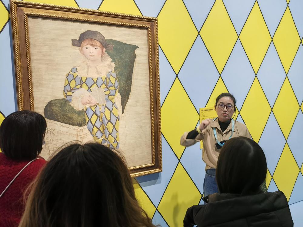 2025年12月30日，人们在浦东美术馆观展。新华社记者陈爱平 摄