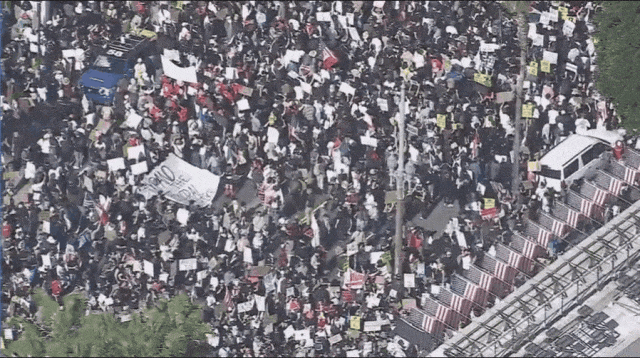 洛杉矶沦为“战场”!游行升级为激烈冲突,催泪瓦斯、直升机,联邦大楼也遭打砸