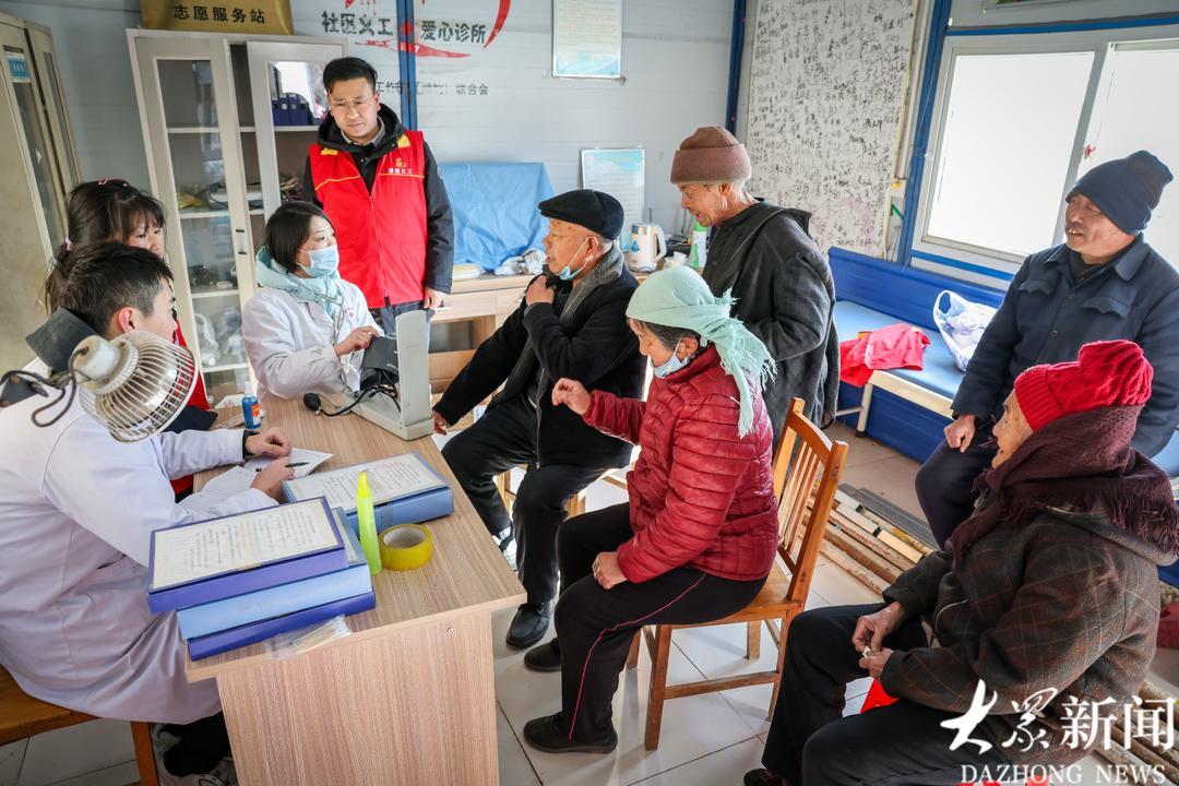 村民依次就诊，量血压、拿药。