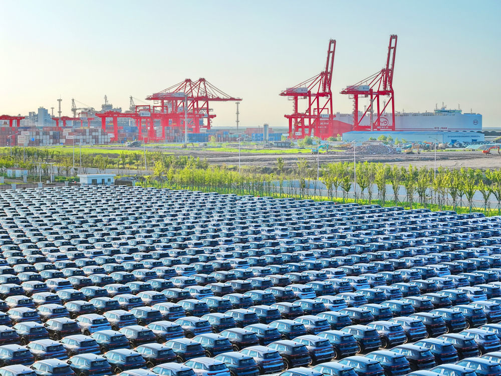 5月29日在南通洋吕铁路物流基地拍摄的等待装船的新能源汽车(无人机照片)。新华社发(许丛军 摄)