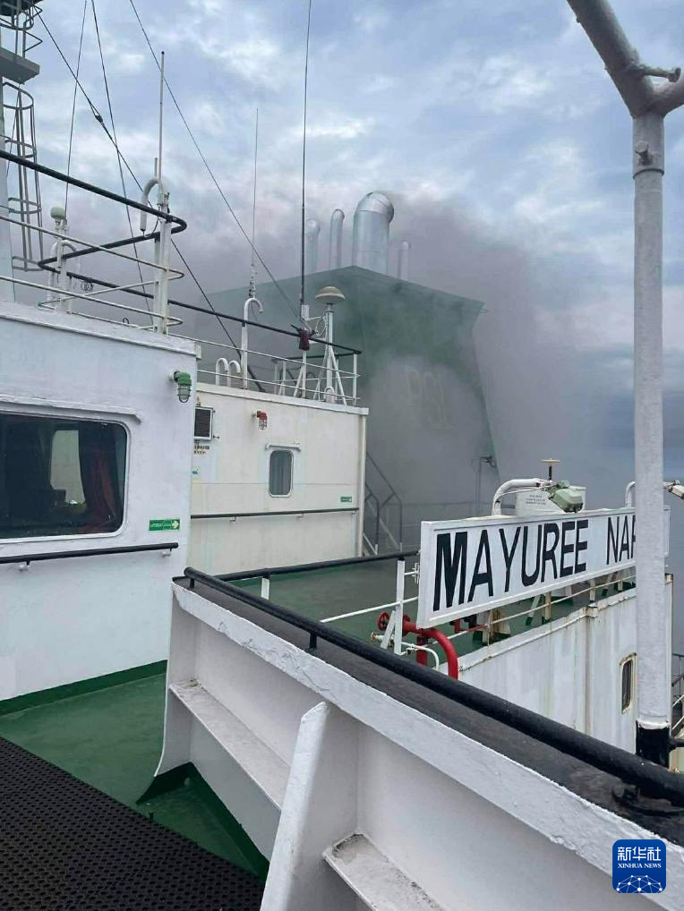 这张泰国海军3月11日发布的照片显示,一艘泰国货船在霍尔木兹海峡海域遭袭起火。新华社发(泰国海军供图)