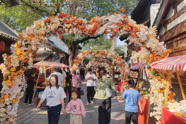10月3日,游客在阳谷县狮子楼景区游玩。 夏旭光 摄