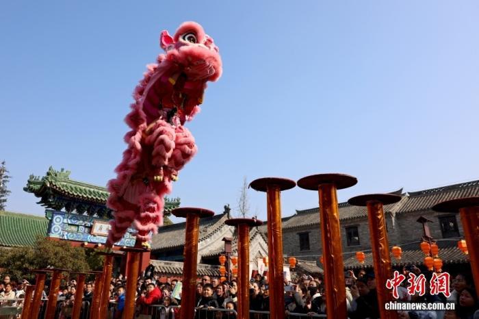 2月19日,民间艺人在山东省枣庄市台儿庄古城向游客表演舞龙。 图/CNSphoto 吉喆 摄