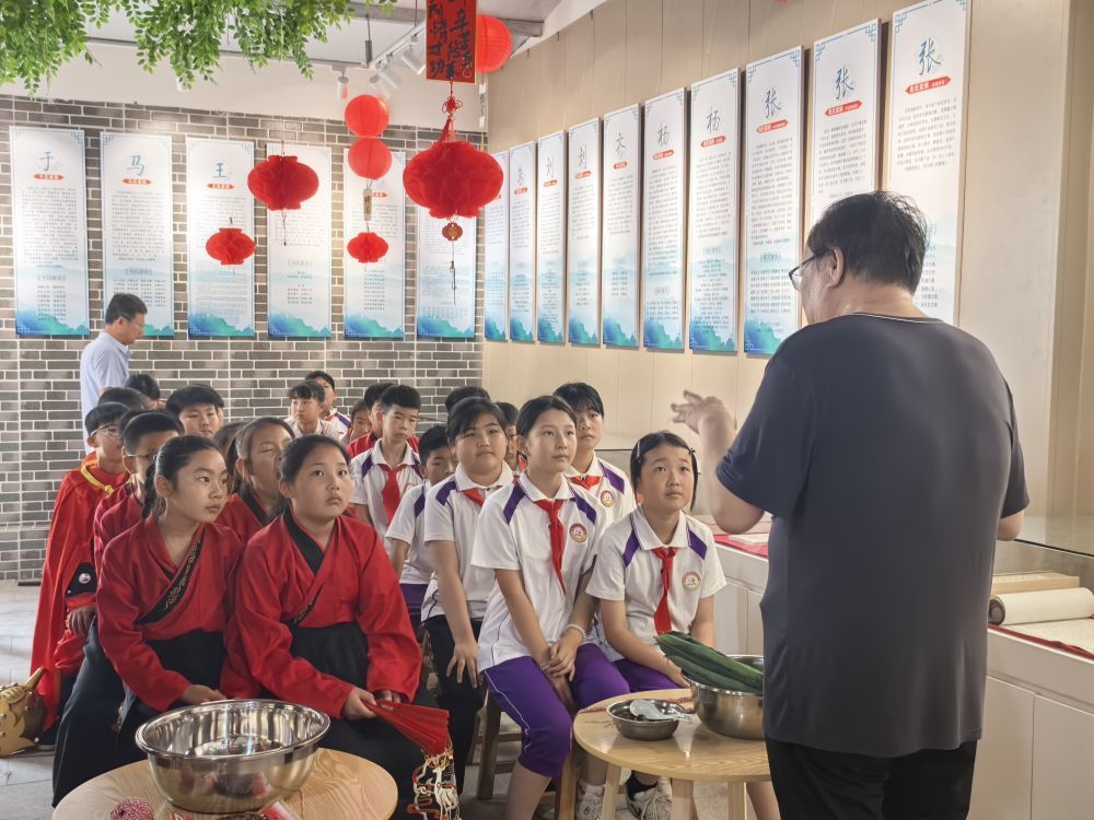 吕官屯村退休教师胡毅在吕官屯村家风家训堂,给前来参观的学生讲家风故事(资料照片)。(受访者供图)