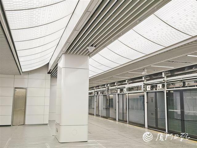 孙厝站已基本完成精装修，吊顶、墙面、导向标识悉数成型，现代简洁的空间质感初步显现。