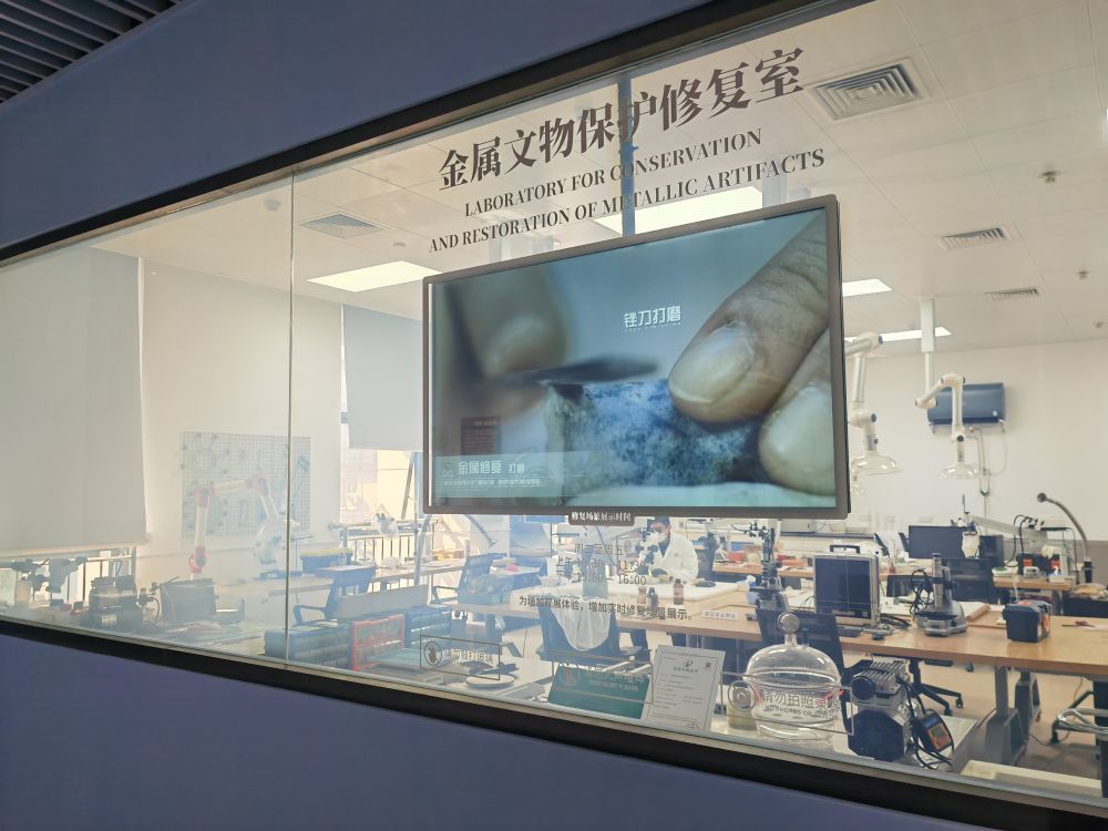 金属文物保护修复室因“破墙开窗”成为了展览的一部分。新华社记者 朱丽莉 摄