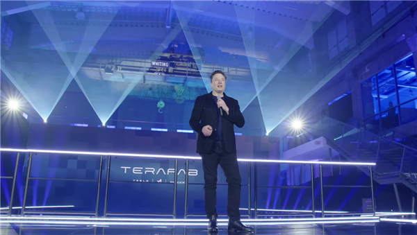 马斯克发布全球最大2nm芯片工场！年产算力1万亿瓦 好意思国一年电力齐喂不饱 他念念了个绝招