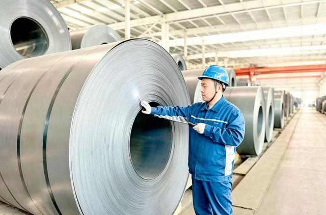 10月1日,河钢集团邯钢公司邯宝热轧厂职工正在认真检查耐蚀钢质量,为下道工序提供优质备料。 王欣 摄