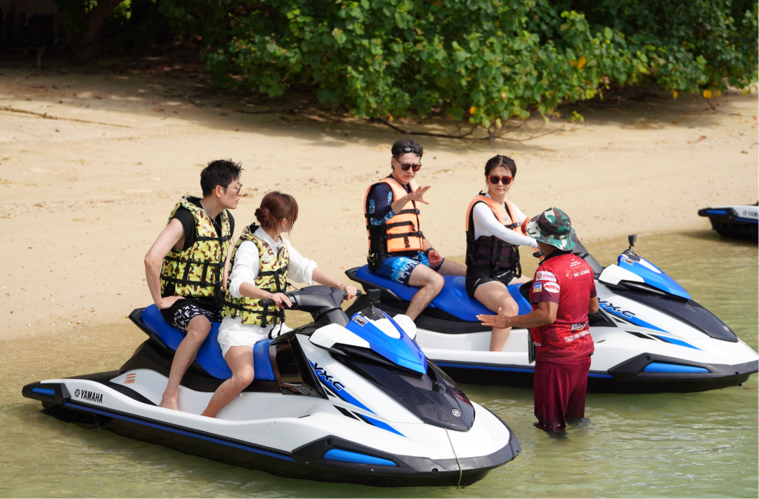 唯美的约会现场背后,有重重摄像机器。(图/受访者供图)