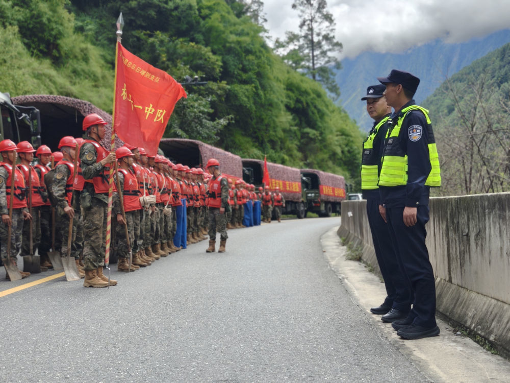 8月27日,民警在国道216吉隆县至吉隆口岸路段开展疏堵保畅和交通秩序维护工作。 新华社发(西藏公安厅供图)