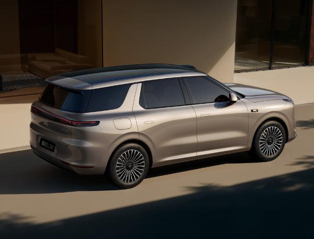 智己LS8开启预售:线控四轮转向、双腔空悬,预售权益价25.98万起