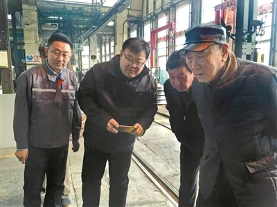 郝岩(左二)在工厂采访