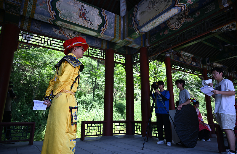 游客在浙江东阳横店影视城感受古装微短剧拍摄