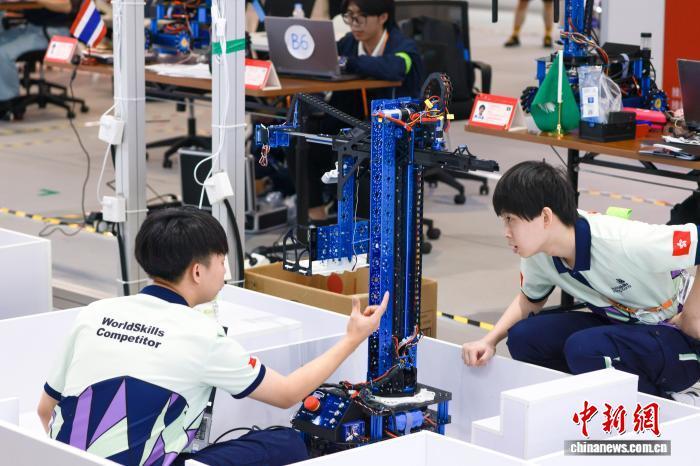 9月24日,第48届世界技能大赛在国家会展中心(上海)持续比拼。多个国家的选手在“自主移动机器人”项目上展开角逐。 中新社记者 贾天勇 摄