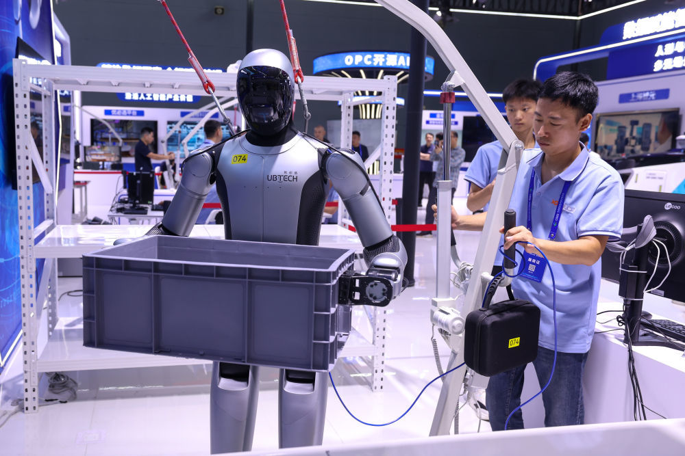2026年9月23日,在2026中国国际数字经济博览会上,工作人员操作通用机器人搬运货物。新华社发(梁子栋摄)
