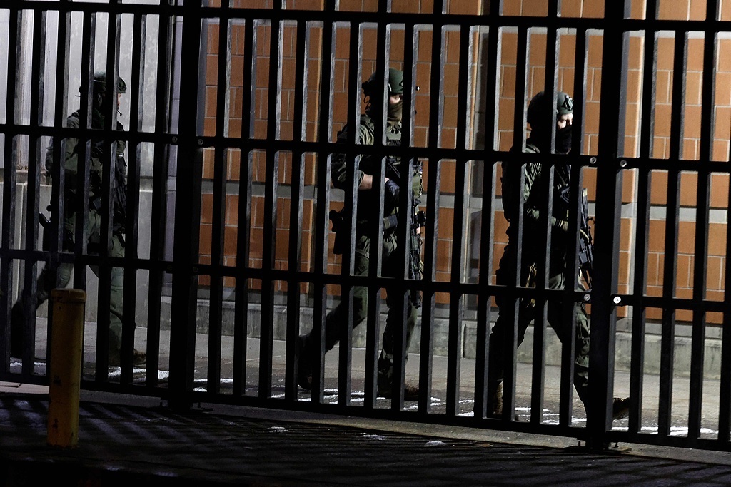 当地时间2026年1月3日,美国纽约,全副武装的警察抵达纽约布鲁克林大都会拘留所,委内瑞拉前总统尼古拉斯·马杜罗预计将被关押在此。