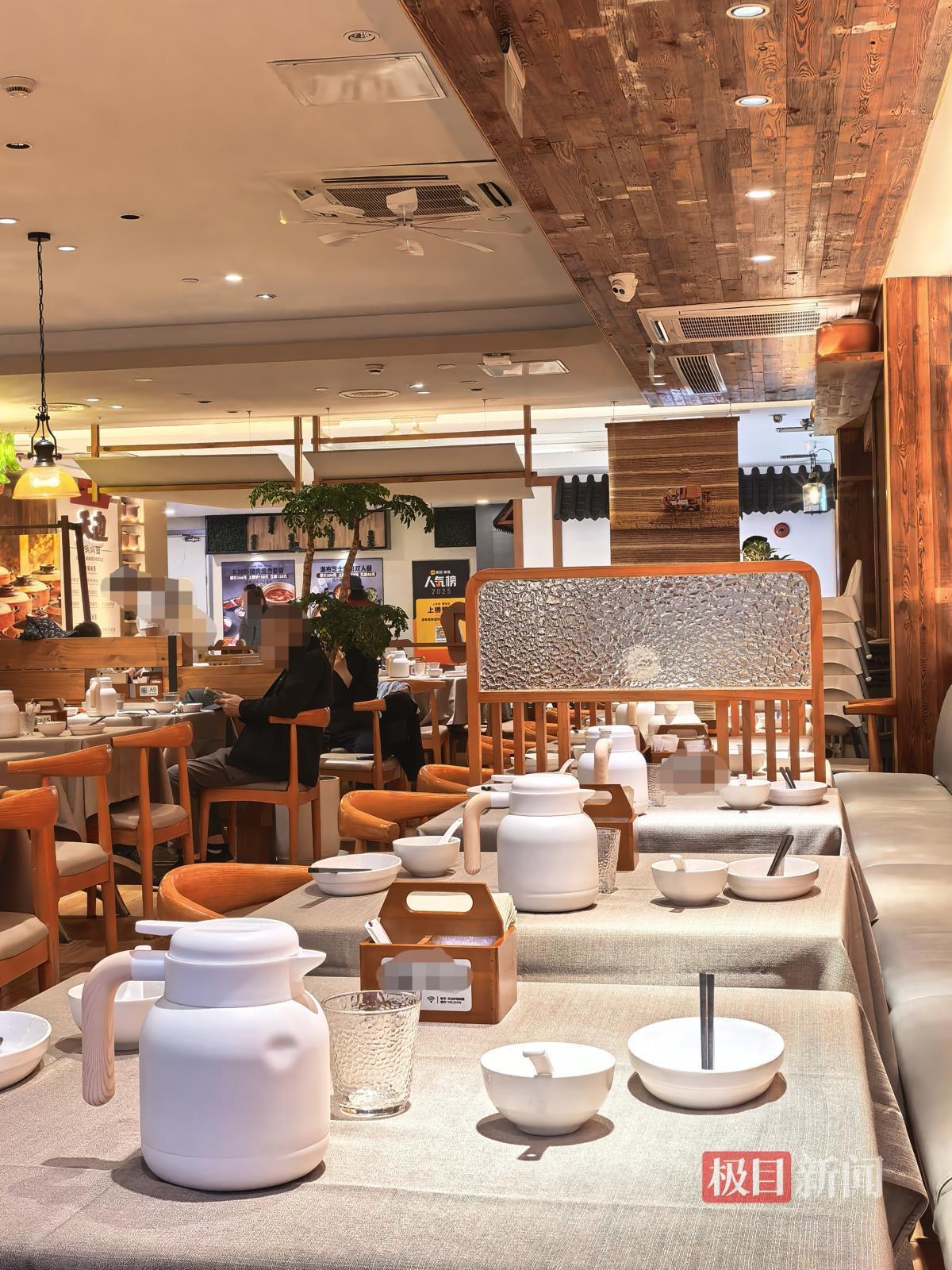 4月25日傍晚6时许,店内上座率不高