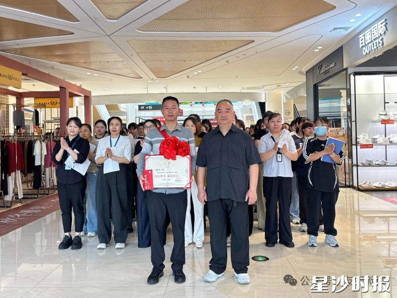 媒体为易劲松颁发了天天正能量特别奖。黄兴镇供图
