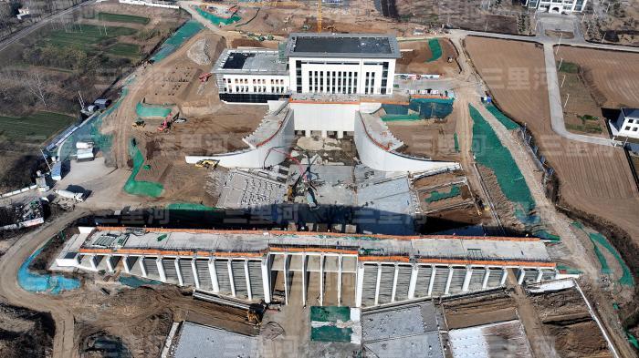 2025年11月30日，安徽蒙城，引江济淮二期蒙城站建设工地工人加紧施工。