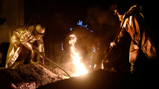 2018 年 3 月 1 日，德国萨尔茨吉特市，德国钢铁制造商萨尔茨吉特股份公司的工人站在工厂高炉前。